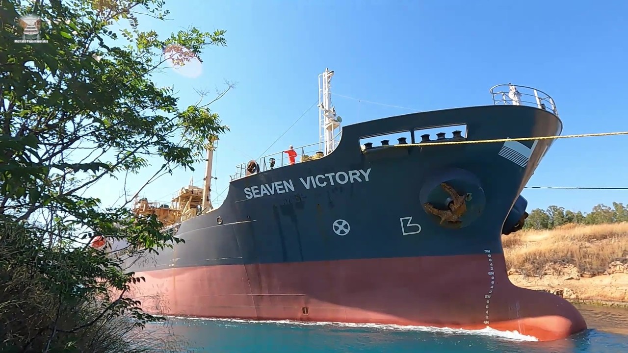 Ένα πλοίο, μια θαλαμηγός, επτά σκάφη αναψυχής, ένα ρυμουλκό και η πλοηγίδα μας κρατούν συντροφιά