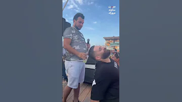 وديع الشيخ يسكب كاس الفودكا على مرافقه 