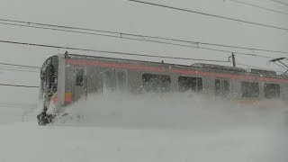 雪の中を進むE129系449M 信越本線下り普通 長岡→新潟