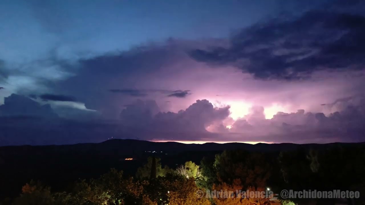 Multicélula en el sur de la provincia de Córdoba al anochecer vista desde Archidona (04-06-2023)