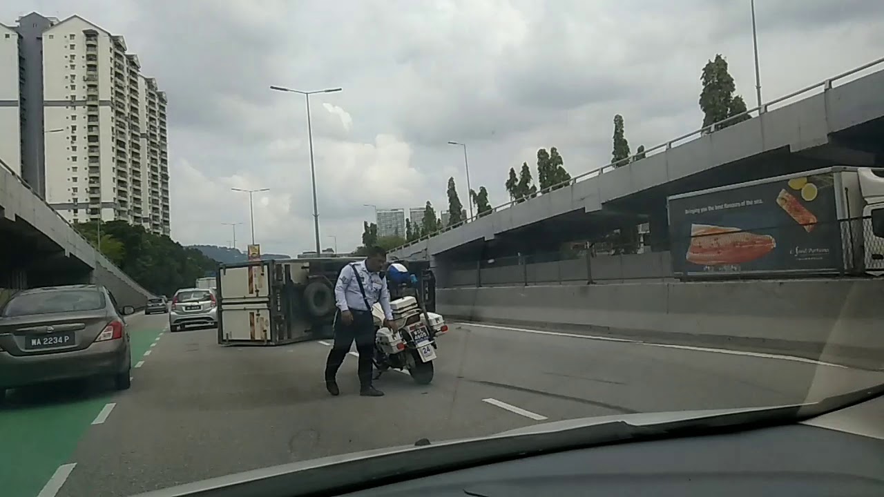 Woman Gets Hit By Trailer In Fatal Teban Gardens Accident When Crossing Road Driver Arrested