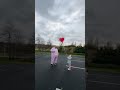 Lyliana envoie un ballon dans le ciel pour lanniversaire de son papi shorts