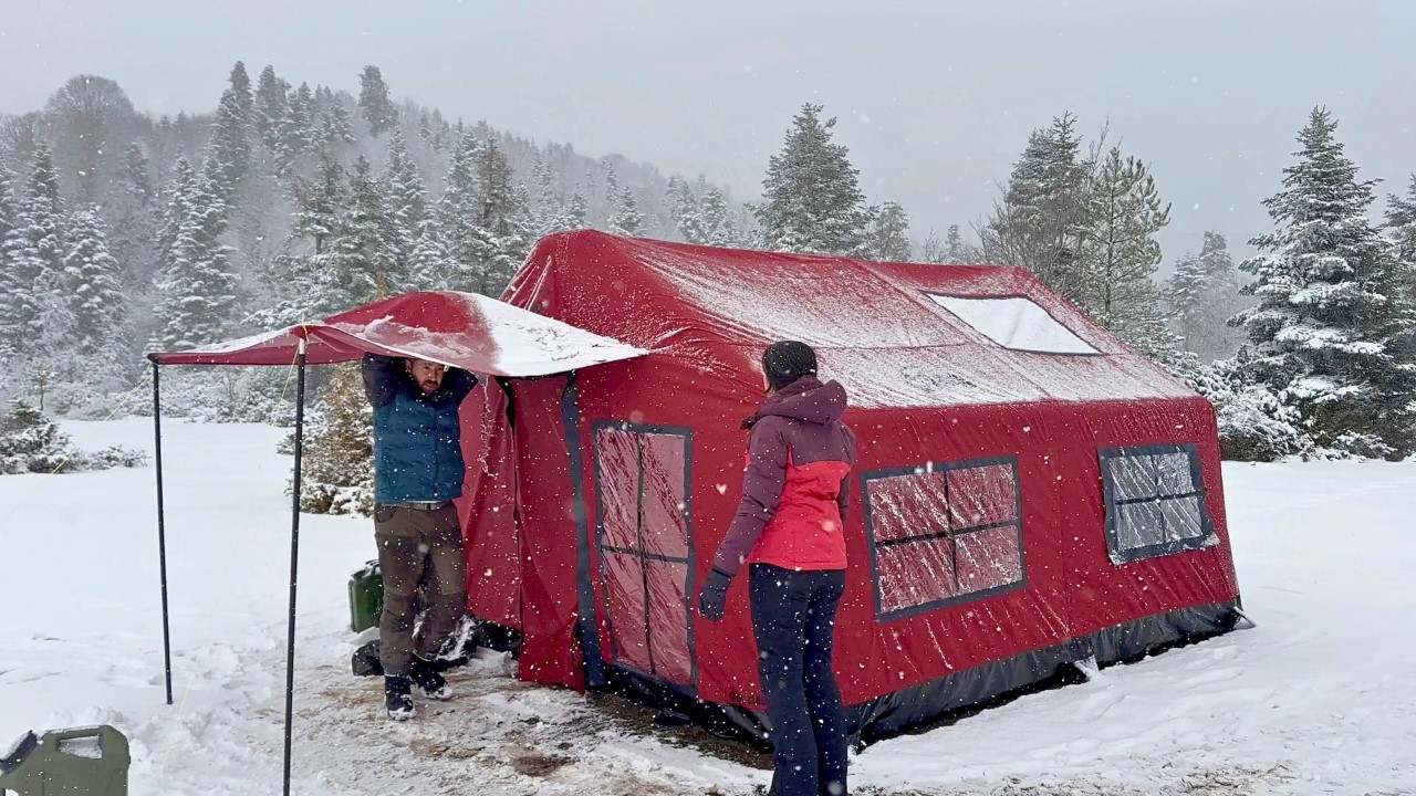 Кемпинг в надувной палатке с плитой во время снежной бури | Снежный кемпинг с нашим котом Томрисом