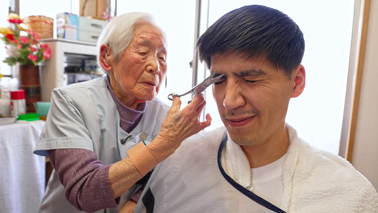 💈(ASMR) World’s Oldest Barber – 108-Year-Old Japanese Female Barber Still Going Strong
