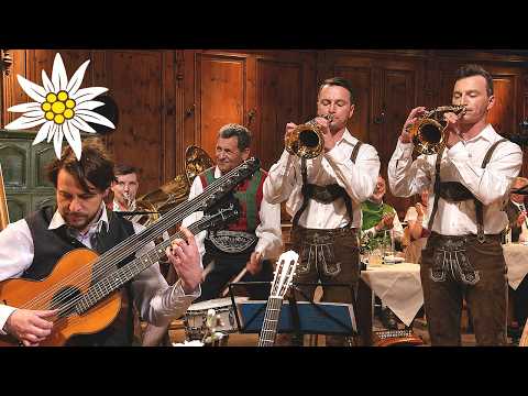 All the guests of "Mei liabste Weis" join together to perform a song with host Franz Posch