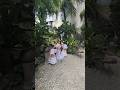 Маленькие филиппинки танцуют для туристов