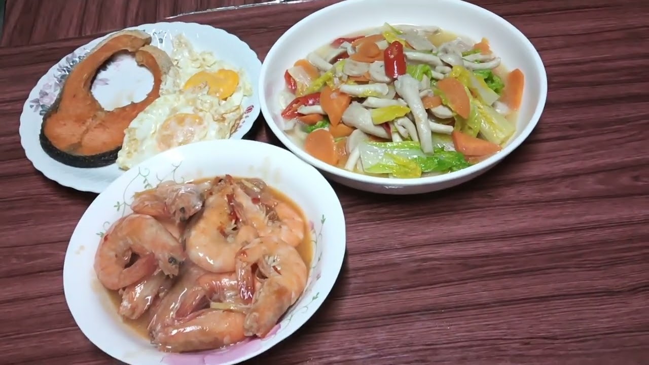 Menu hari ini sayur capcay ikan goreng dan udang saus Thailand 