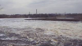 Сброс воды на Рыбинском шлюзе.