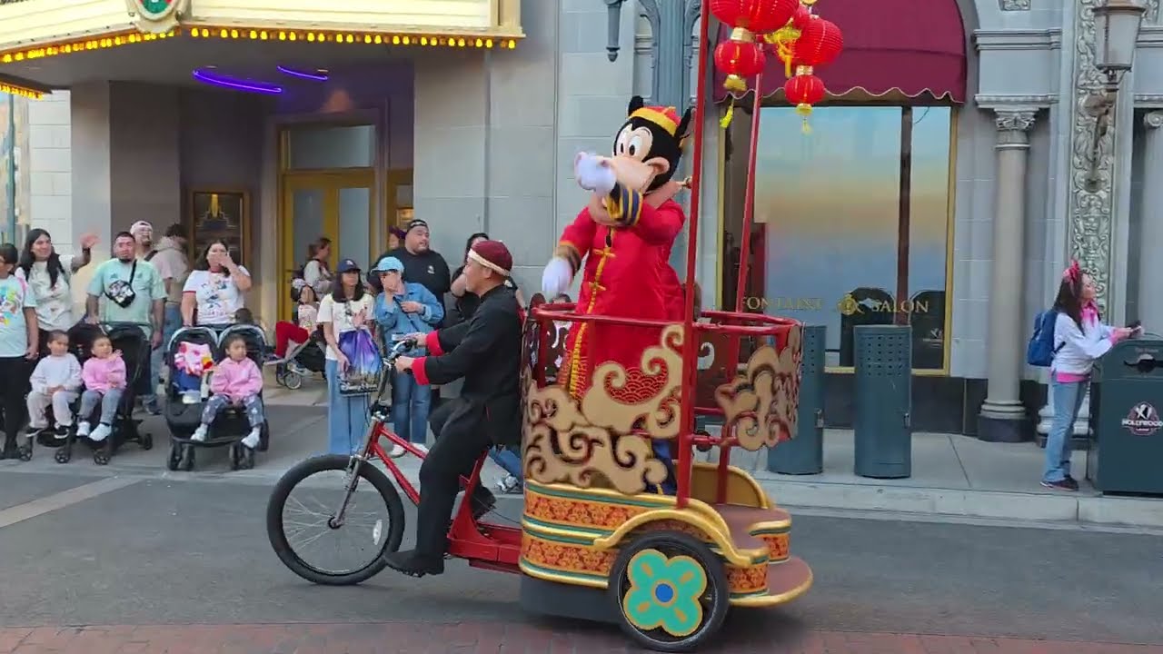 13.02.2026: Парк Disney California Adventure — новогоднее шествие Мулан по лунному календарю.