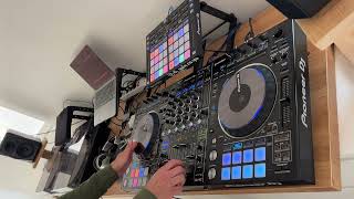 Pioneer DDJ RZ on Djay Pro using STEMS (Toxic vs Pump It)