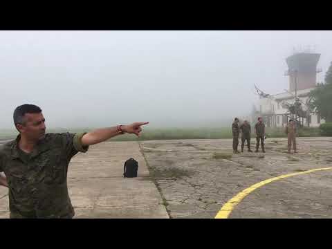 La comandante Gala Gallego se sube a un helicóptero roseola