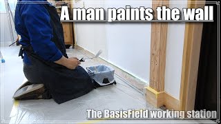合板の壁に アサヒペン アクどめシーラー と水性の白ペイントを塗りました。A man paints the wall