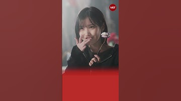IU nắm chặt tay V (BTS) trong ngày làm đám cưới