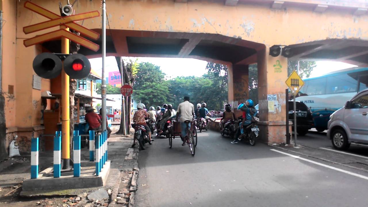 Perlintasan KA Jln. Gembong (Side 1), Surabaya (sirine baru)