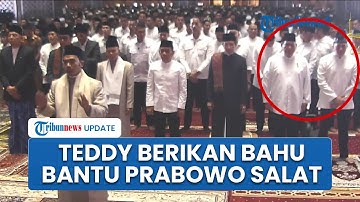 Viral Video Seskab Teddy Ambil Saf Salat Id di Sebelah Prabowo, Berikan Bahu Bantu Presiden Ibadah