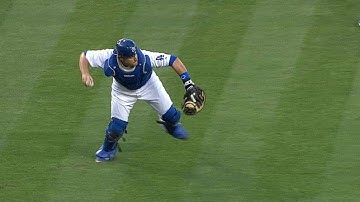 PHI@LAD: Federowicz barehands ball, fires for out