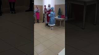 Внучка Снегурочка пришла на помощь Деду Морозу