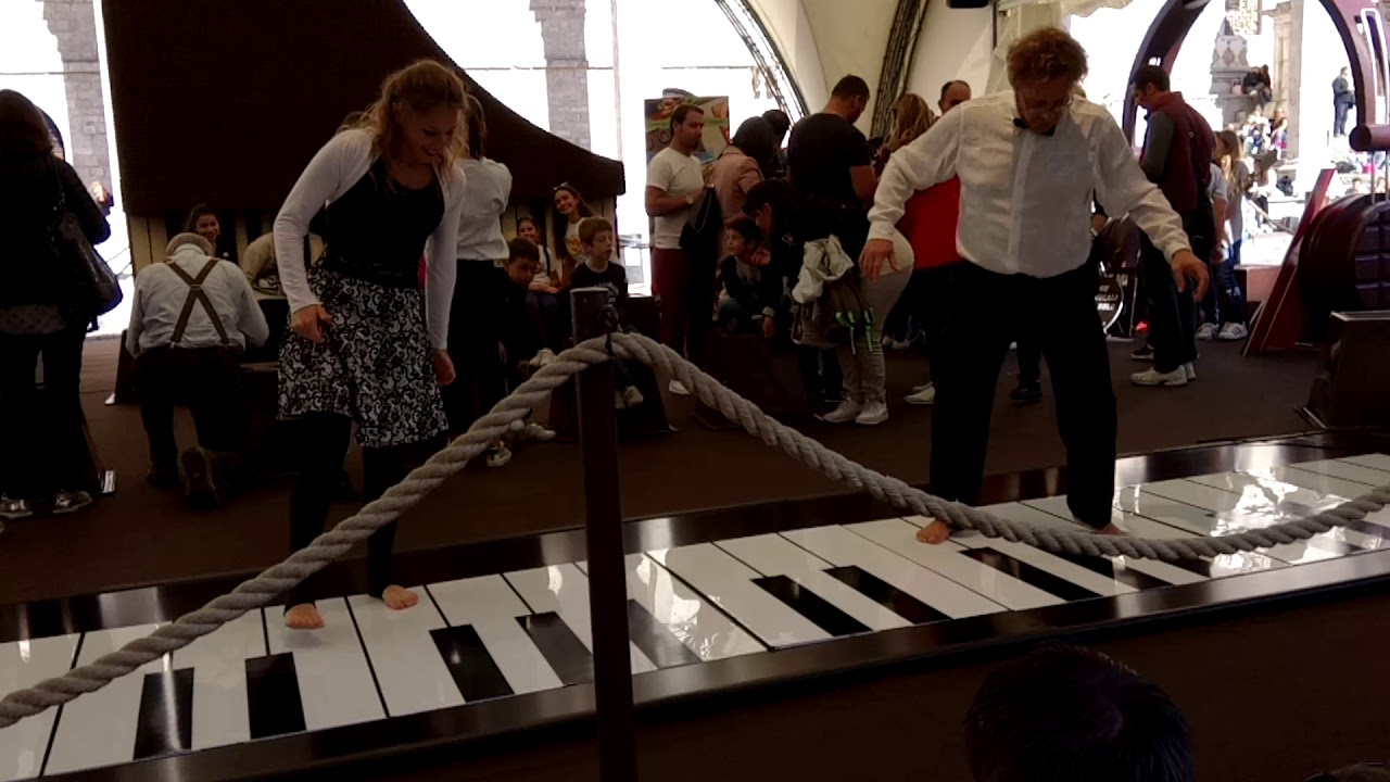 Pianoforte suonato con i piedi. New York New York. Play piano with feet