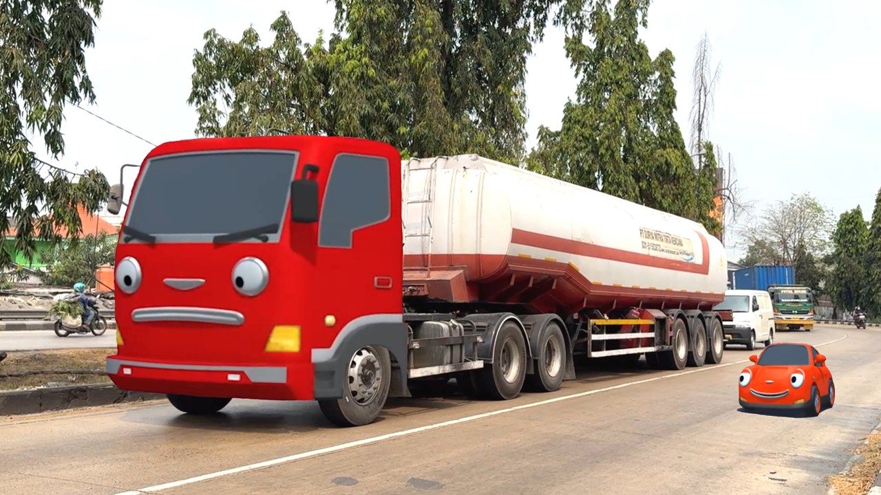 Di sini Markasnya Truk Tangki Pertamina Panjang dan Truk Kontainer Besar Mirip Frank Kawannya Tayo