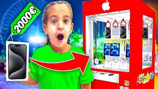 KLEINER JUNGE gewinnt iPHONE 15 aus KIRMES AUTOMAT! 😱🎡