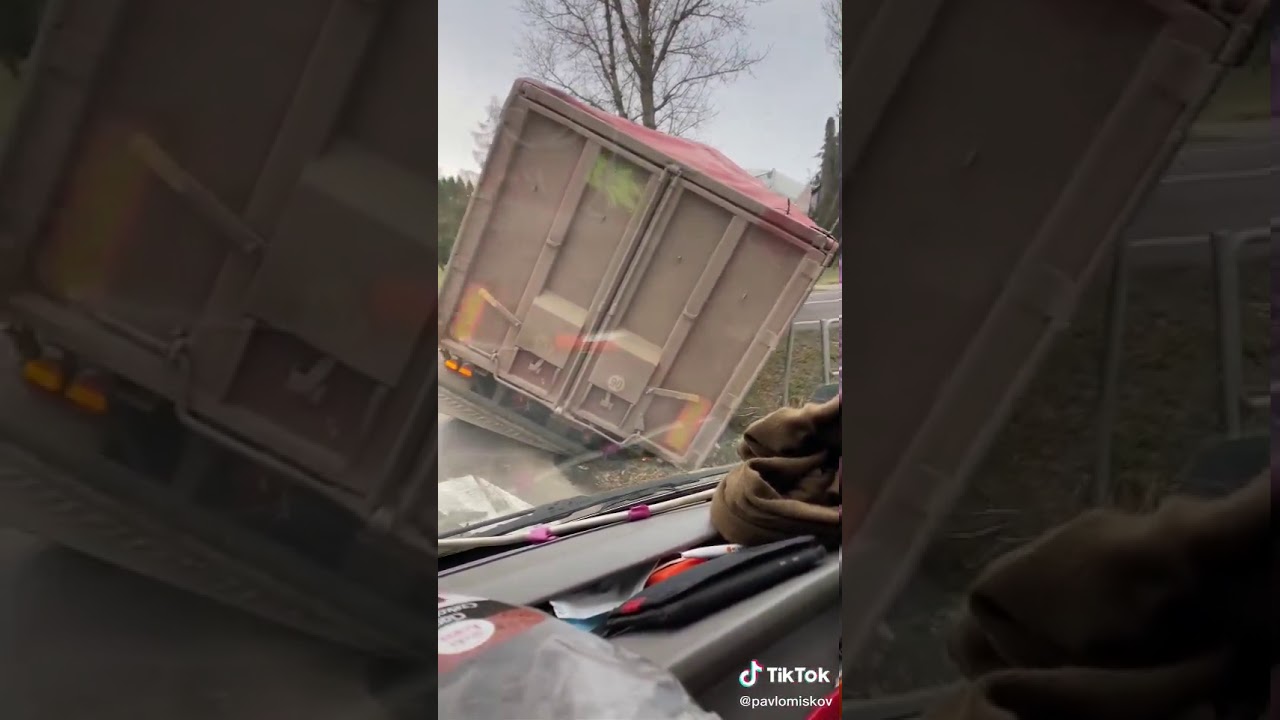 Прицеп самосвала слетел в канаву / Dump trailer flew into a ditch