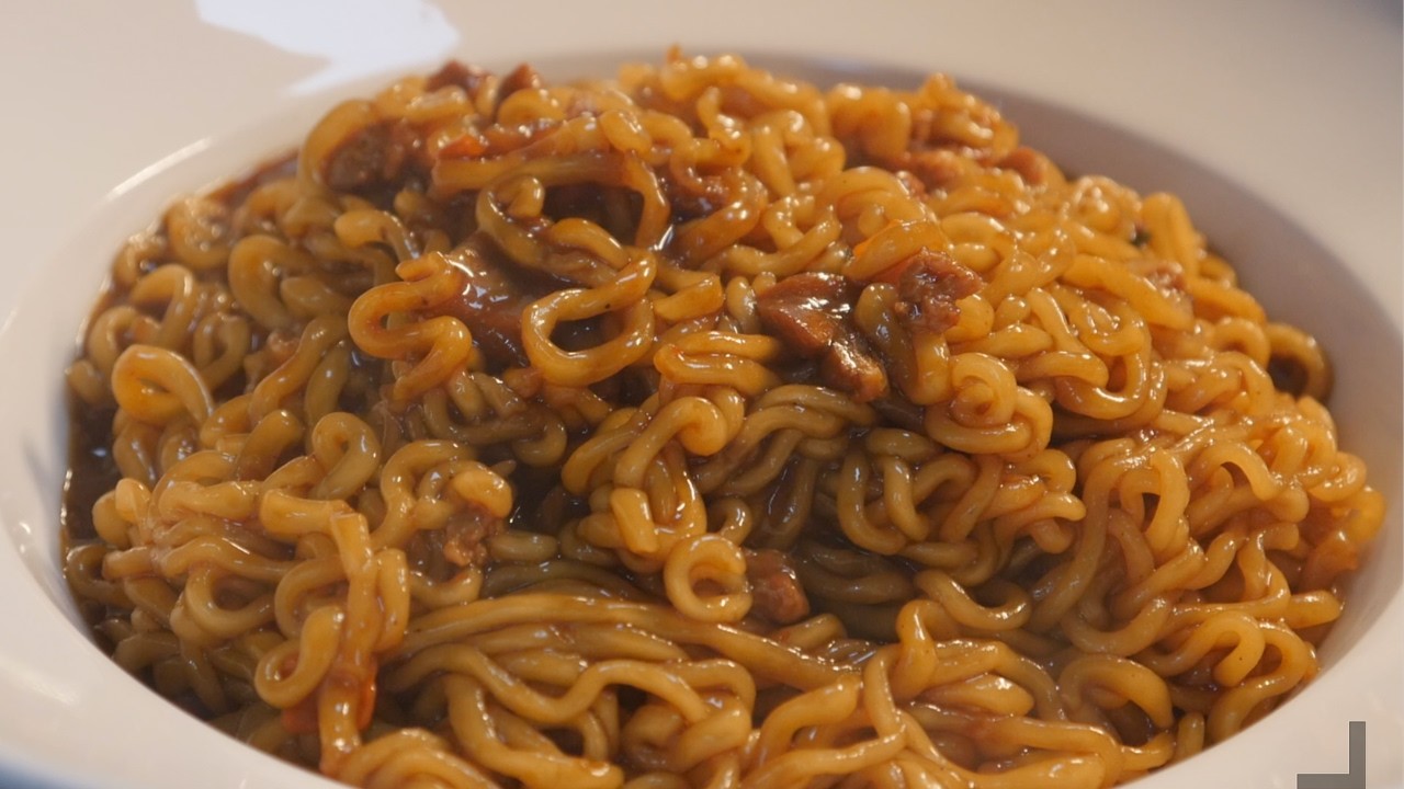 How A Hungry Michelin Star Chef Makes Instant Ramen After Work!