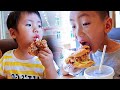 媳婦帶孩子到城裡吃漢堡，看那吃相，就知道很好吃 | Take the kids to town for a hamburger