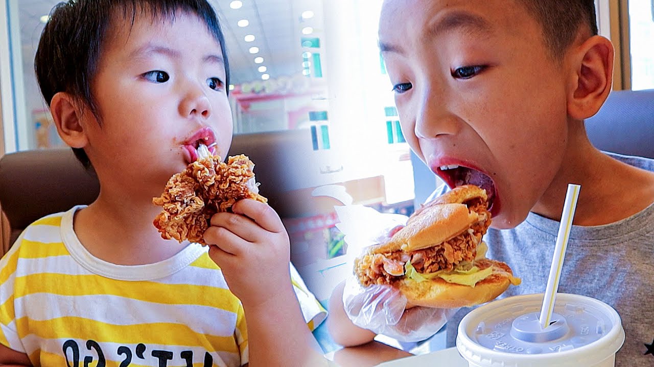 媳婦帶孩子到城裡吃漢堡，看那吃相，就知道很好吃 | Take the kids to town for a hamburger
