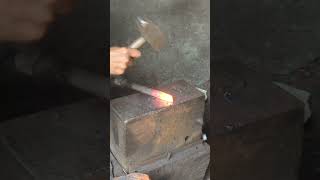 "Blacksmith's Forging Technique – Master Splits Red-Hot Metal with Axe & Hammer!"