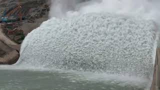Hydraulic jump creation by spillway opening