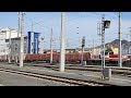Güterzug: Baureihe 1163 ÖBB fährt mit Holzzug durch Bahnhof Salzburg