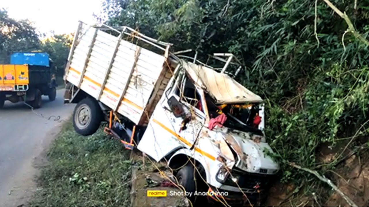 OMG 😱 Eicher Van Accident Caught on Camera - Tata Truck Comes to Rescue ...
