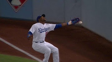 MIA@LAD: Puig just misses catch, kicks the wall