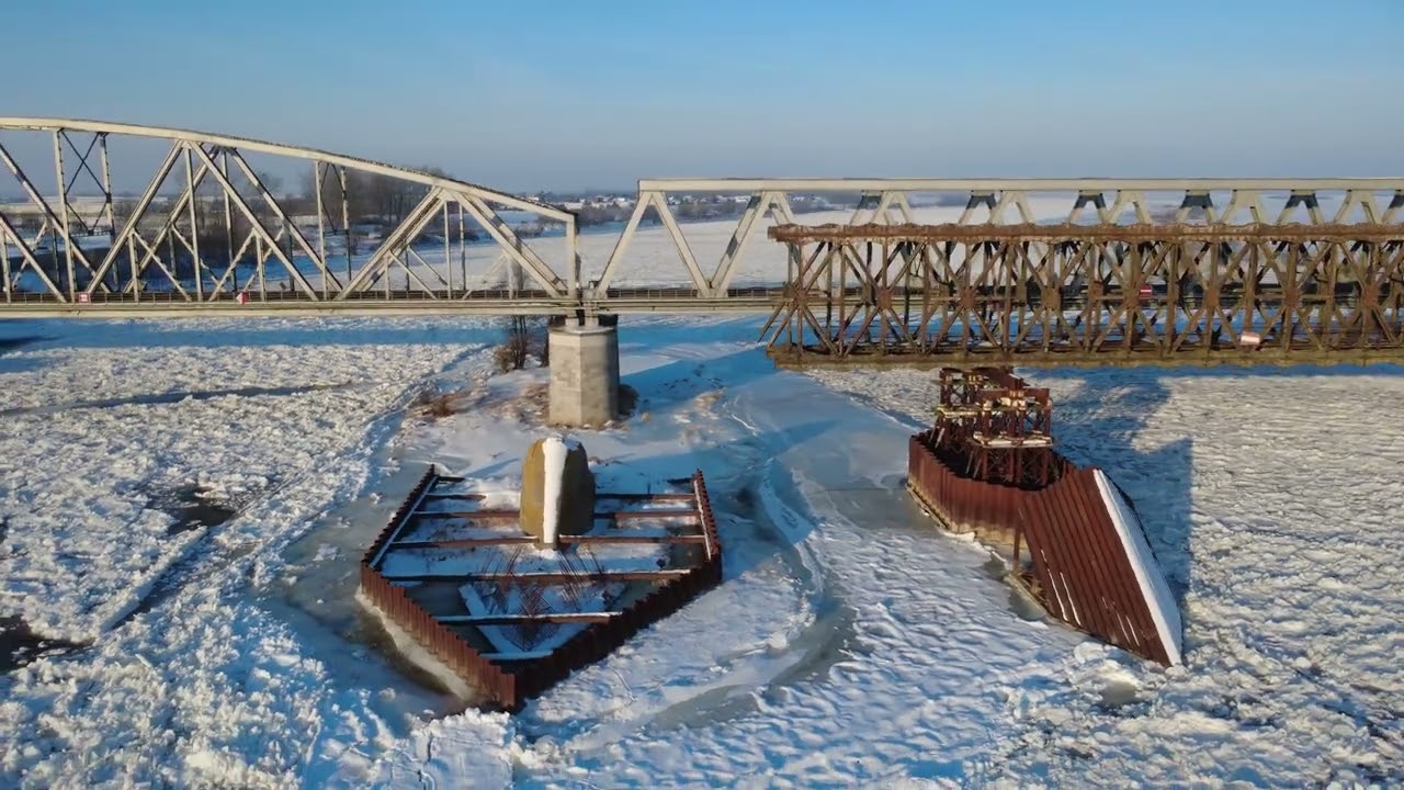 Zima dotarła do Tczewa – widok na zamarzniętą Wisłę i Mosty Tczewskie | film z drona