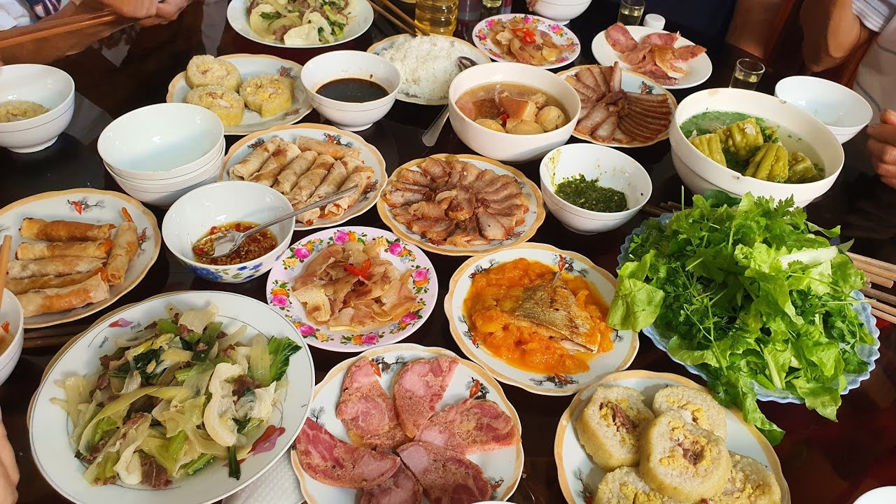 Making traditional cakes and watches fireworks to welcome the Lunar New Year