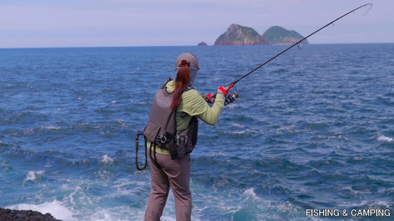 Женщина отправляется на рыбалку в лучшее место в Японии.