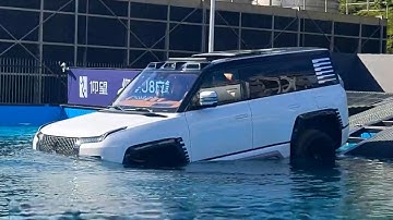 BYD Yangwang U8L drives in water using its Emergency Floating Mode!