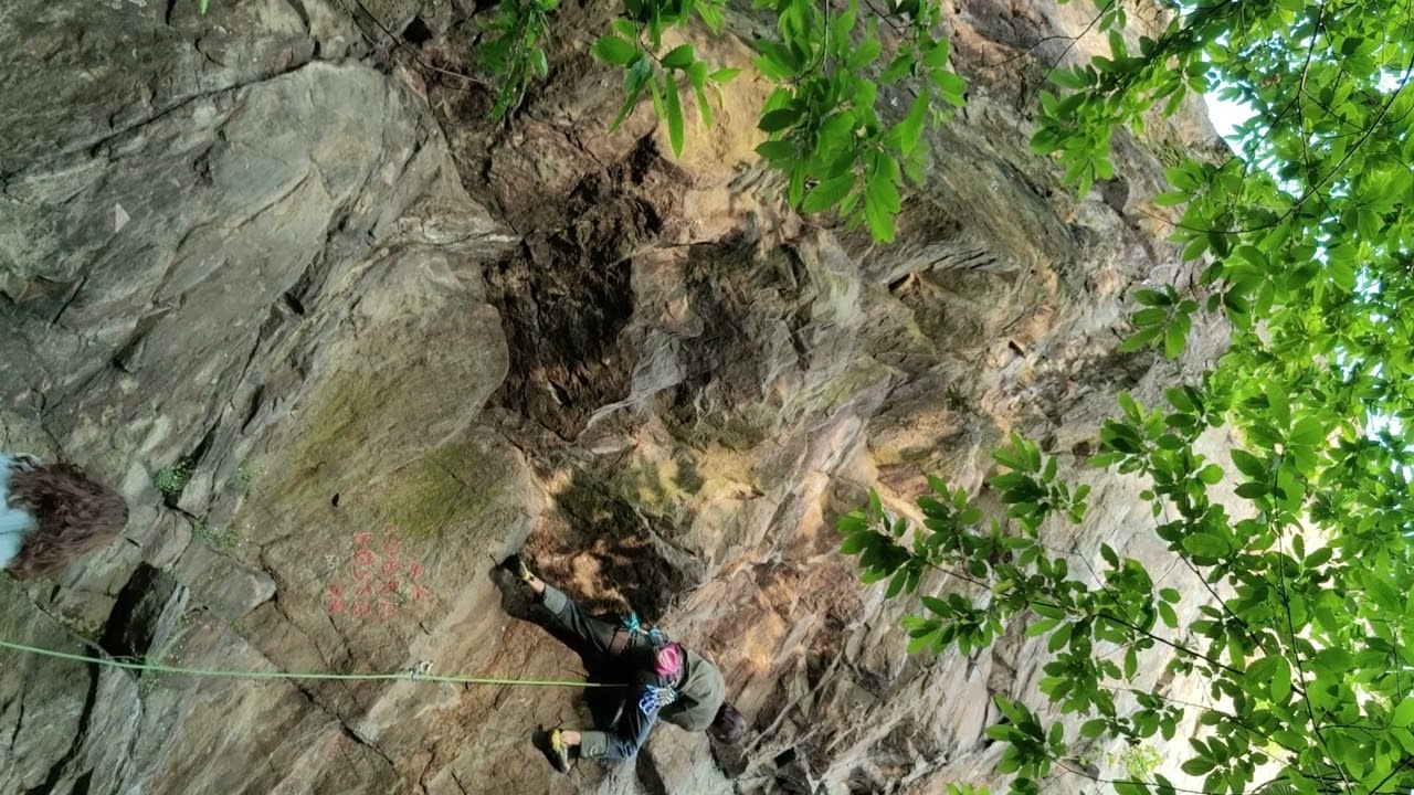Cobra Rosso 6a+ - Inizio della via - Falesia di Salto - Courgnè - Locana - Valle Orco