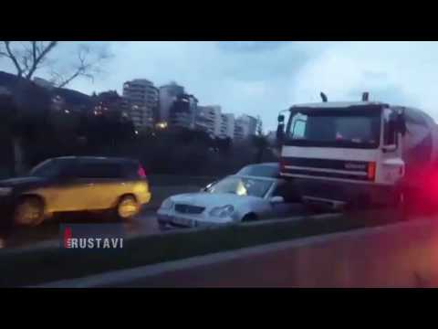 სატვირთო მანქანა მსუბუქ ავტომობილს დაეჯახა