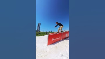 Clean Snowboard Boardslide