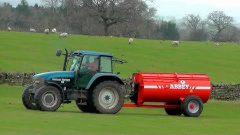 Muck-Spreading with NEW Abbey Side-Spreader and New Holland TM 135
