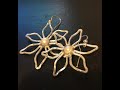 Orecchini a forma di fiore, realizzati con filo di alluminio e perla naturale.