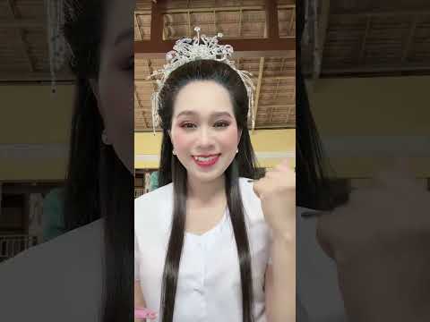 Hong Phuong interacts with everyone before the show on the evening of 5/1/2026