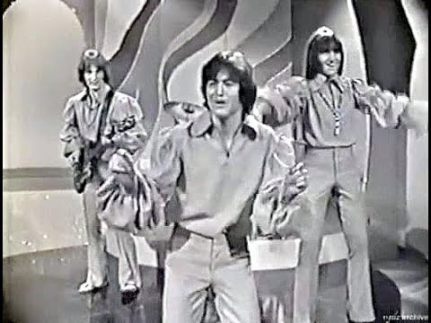 Bon Scott & Valentines - Love makes sweet music (1968) - YouTube