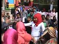 فتيات يرقصن على  فرتكة  في احتفالية يوم اليتيم قبل وصول المحافظ لحديقة الأزهر