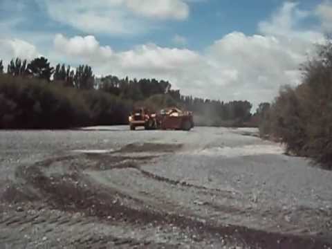 Wabco 333FT 36 yard elevating scraper load cycle 15.02.13 004.AVI