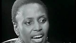 Miriam Makeba speaks African &#39;click&#39; language, sings &#39;Baxabene Oxamu&#39;