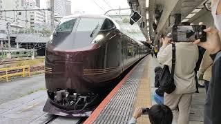 E655系が回送列車として新宿駅を発車する動画。