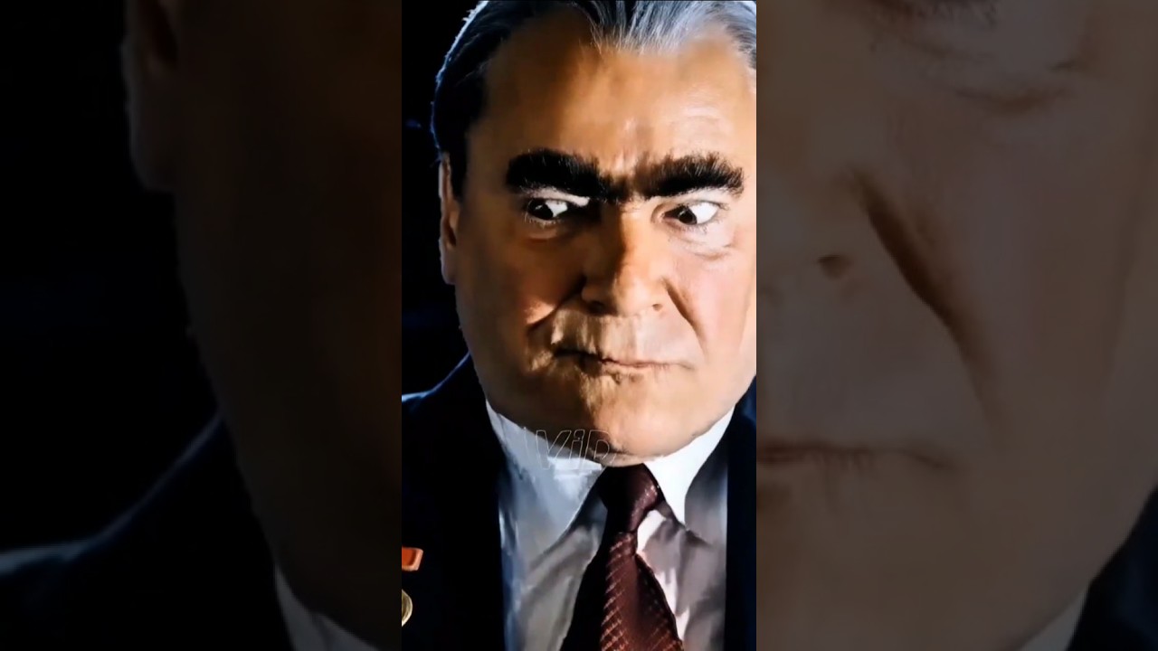 Брежнев пробует на вкус колбасу, купленную в сельмаге