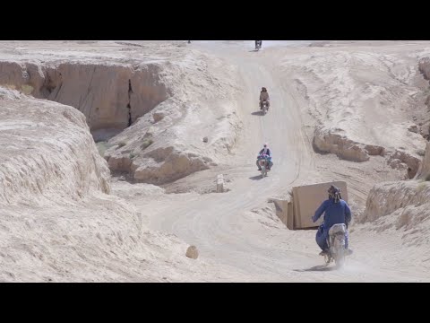 ځايي خلک د غزني له مقر تر ناوې ولسوالۍ د غځېدلې لارې له خرابوالي شکایت کوي
